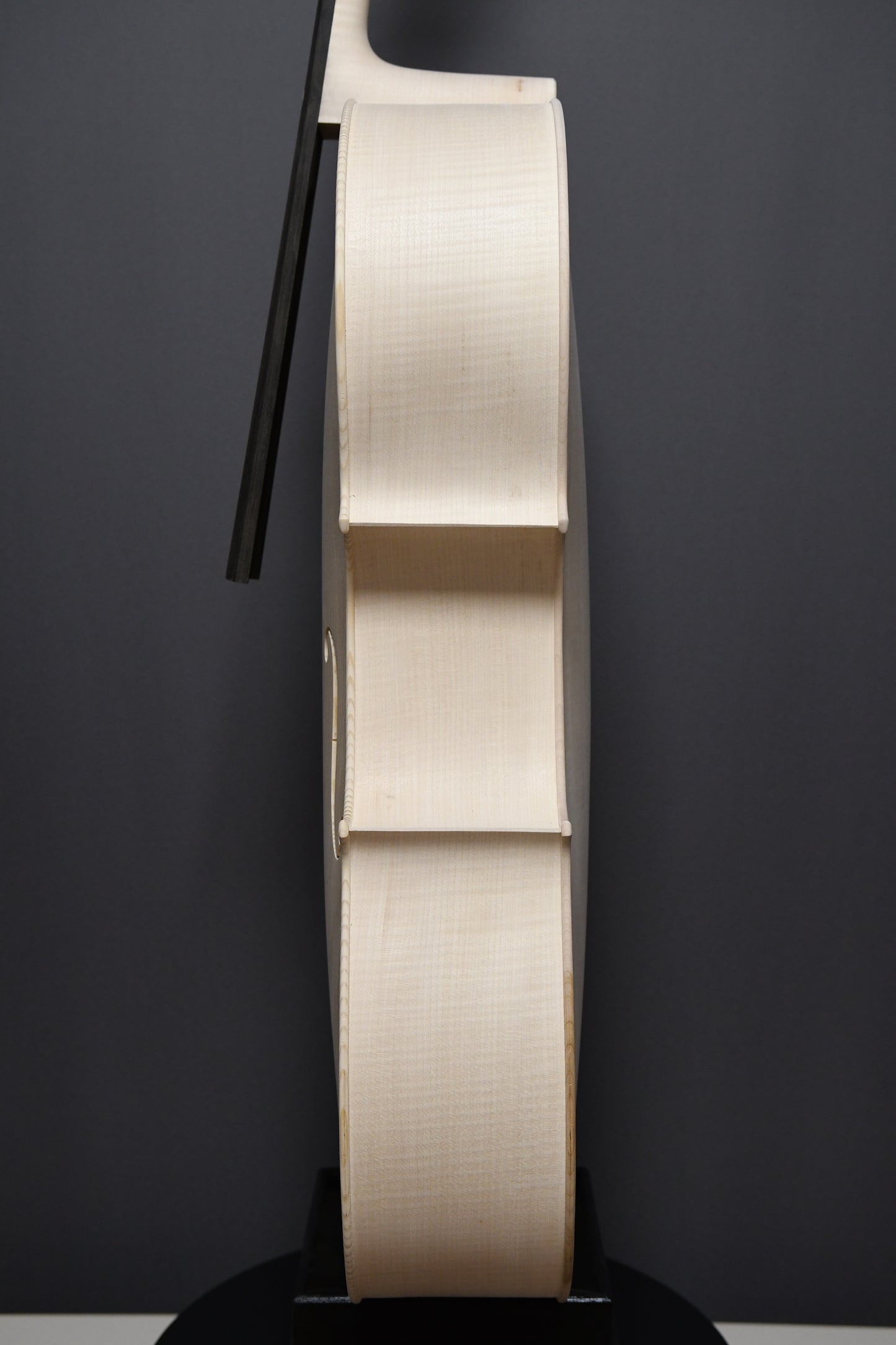 Violoncel Nr. 1 - Instrument alb